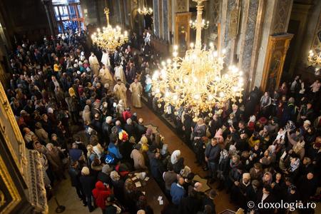 Pelerinajul de Sfânta Parascheva de la Iaşi s-a încheiat; 160.000 de credincioşi s-au închinat la sfintele moaşte