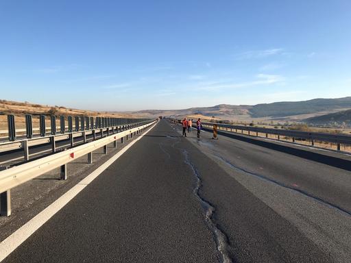 Sibiu: Au început lucrările de punere în siguranţă în zona tasării apărute pe Autostrada A1, sensul Sibiu - Sebeş. FOTO