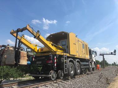 Harghita: Trafic rutier oprit pe DN 12, pentru lucrări la trecerea la nivel cu calea ferată