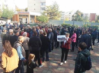 Protest la Iaşi, după ce Primăria a autorizat construirea între blocuri a unui imobil cu şapte etaje; un susţinător al proiectului i-a stropit cu apă pe participanţi - FOTO


