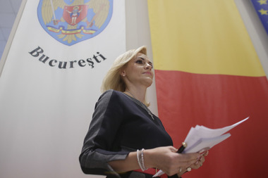 Dezbatere pe tema rezolvării problemelor termoficarii în Bucureşti - Firea: Nu se pune problema că angajaţii de la RADET ar putea fi lăsaţi pe drumuri. Dăncilă: Nu cred că e o soluţie în a disponibiliza oameni