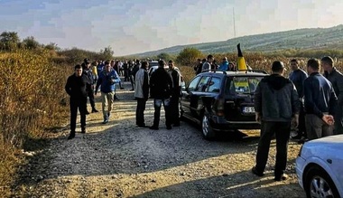 Protest inedit faţă de starea unui drum judeţean care face legătura între judeţele Iaşi şi Vaslui - FOTO, VIDEO