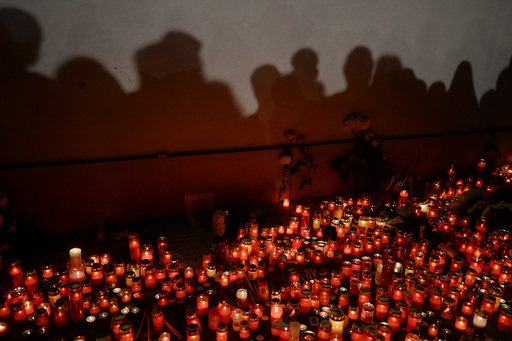 Slujbe de pomenire a victimelor incendiului de la Colectiv, produs în urmă cu patru ani, la biserica Sfântul Nicolae - Broşteni şi în faţa fostului club