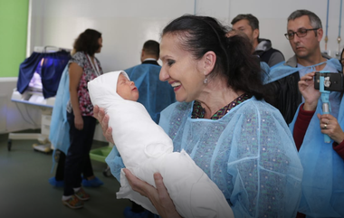 Conducerea SJU Focşani: Dat fiind durata foarte scurtă a vizitei oficiale, considerăm că măsurile luate au fost cele corecte. Un simplu gest matern, de a lua un copil care plânge în braţe, nu trebuie să umbrească întreaga muncă a unităţii sanitare