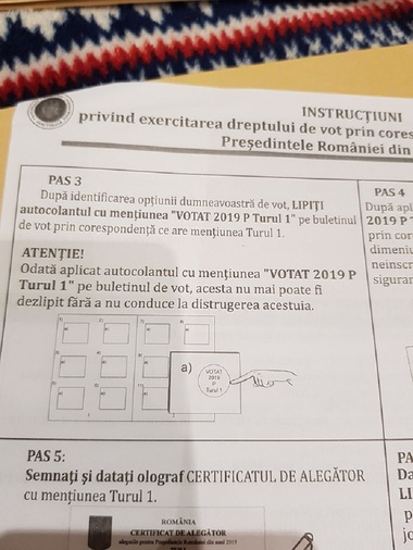 Imagini prezentate de un român din Londra arată că autocolantul cu menţiunea ”Votat” utilizat la votul prin corespondenţă se poate dezlipi şi lipi din nou cu uşurinţă - VIDEO