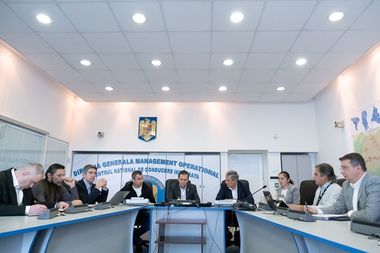 Orban anunţă că distribuirea materialelor pentru votare continuă în opt judeţe şi în municipiul Bucureşti