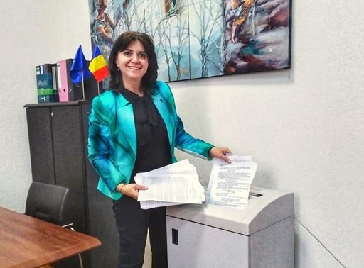 Ministerul Educaţiei: Start oficial în campania de ”tăiere a hârtiilor" care îngreunează munca profesorilor; Monica Anisie a înfiinţat o comisie care va crea un proiect de debirocratizare a activităţii dascălilor