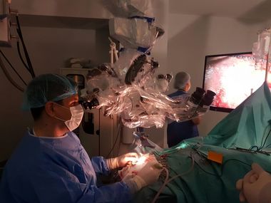 INTERVIU - Dan Benţia, medic neurochirurg: Nu există un singur factor care generează apariţia cancerului cerebral, de obicei sunt mai mulţi: E-urile alimentare, poluarea atmosferică, dar şi substanţele chimice din loţiuni