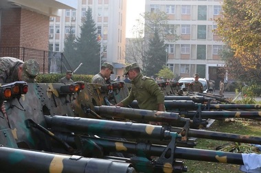 Parada de 1 Decembrie - MApN: Pe timpul intonării Imnului Naţional, în semn de salut, se vor executa 21 de salve de tun, fiind trasă o salvă la 10 secunde, iar sincronizarea este extrem de importantă - FOTO