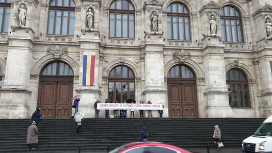 Flashmob pe scările Curţii de Apel Bucureşti – Protestatarii au purtat un banner cu mesajul ”Chemăm jandarmii să plătească pentru amenzile abuzive”- VIDEO