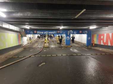 Reprezentanţii Sun Plaza, despre incendiul din parcare: Sistemul automat privind securitatea la incendiu a intrat în funcţiune, iar vizitatorii au fost îndemnaţi să părăsească centrul comercial 
