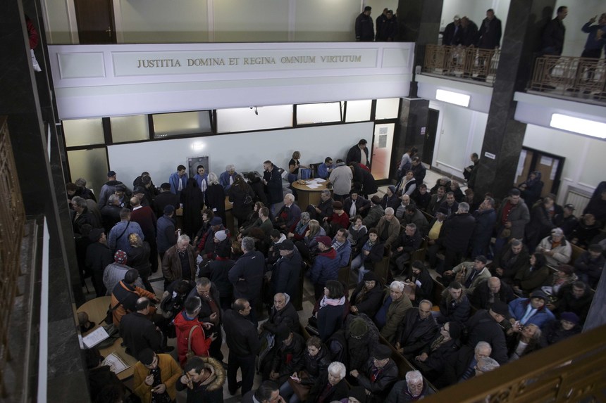 Sute de persoane, la sediul ICCJ, la primul termen în Dosarul Revoluţiei;  5.000 de citaţii au fost trimise, iar Ion Iliescu nu s-a prezentat la instanţă - FOTO