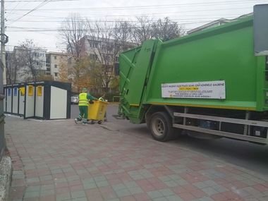 Ieşenii vor plăti cu 30 la sută în plus pentru serviciile de salubritate. Liberalii au anunţat că vor ataca în instanţă hotărârea Consiliului Local