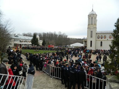 Constanţa: Peste 10.000 de credincioşi sunt aşteptaţi la manifestările religioase de la Mănăstirea "Peştera Sfântului Apostol Andrei"
