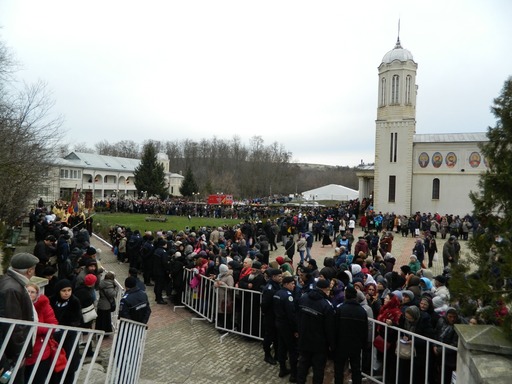 Constanţa: Peste 10.000 de credincioşi sunt aşteptaţi la manifestările religioase de la Mănăstirea "Peştera Sfântului Apostol Andrei"
