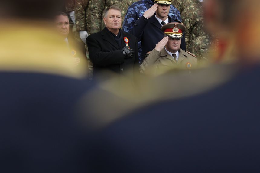 Iohannis, la ceremonia de învestire în funcţie a Şefului Statului Major al Apărării: Vă revine responsabilitatea de a continua să asiguraţi starea de pregătire a armatei pentru îndeplinirea tuturor misiunilor -VIDEO