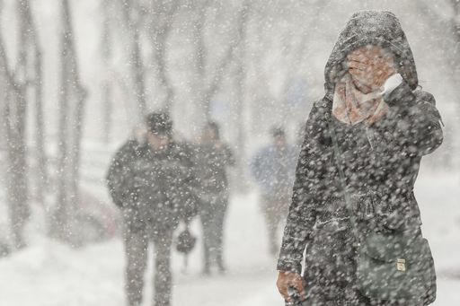Informare meteorologică: Ninsori la munte, precipitaţii predominant sub formă de ninsoare în nord şi în centru, depuneri de polei, intensificări ale vântului şi vreme rece, de luni dimineaţă, până marţi