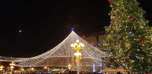 Un tricolor uriaş, iluminat festiv şi spectacole, în deschiderea Târgului de Crăciun de la Timişoara - FOTO