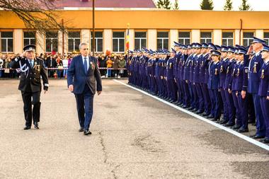 Vela spune că nu e normal să existe legături între poliţişti şi interlopi: Una e să aibă informaţii, care duc la clarificarea unui dosar, şi alta e să stea cu el în birt, interlopul să-i dea peste caschetă
