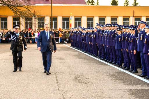 Vela spune că nu e normal să existe legături între poliţişti şi interlopi: Una e să aibă informaţii, care duc la clarificarea unui dosar, şi alta e să stea cu el în birt, interlopul să-i dea peste caschetă