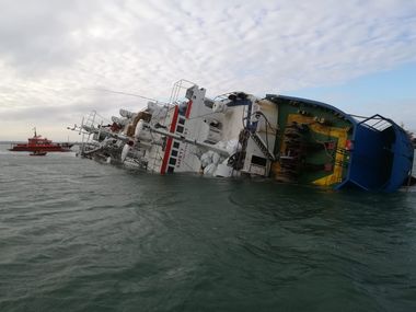 Ministrul Sănătăţii Victor Costache, despre nava care transporta oi şi care s-a scufundat parţial în zona Portului Midia: Corpurile care sunt în putrefacţie sub apă sunt un risc biologic mare