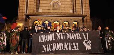 Suporterii din galeriile de fotbal i-au cinstit pe eroii căzuţi în Revoluţia din Decembrie 1989 de la Timişoara