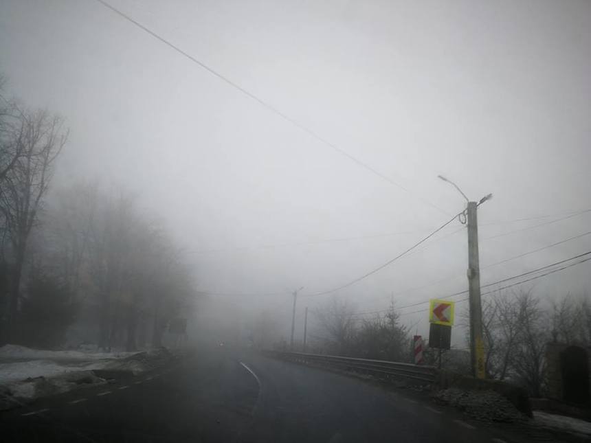 Avertizare Infotrafic: Circulaţie în condiţii de ceaţă densă pe mai multe sectoare de autostradă şi pe drumurile din mai multe judeţe