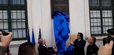 Ambasadorul SUA Adrian Zuckerman, la Timişoara, la dezvelirea plăcii de bronz trimisă de Donald Trump la 30 de ani de la Revoluţie: România nu este complet eliberată - FOTO
