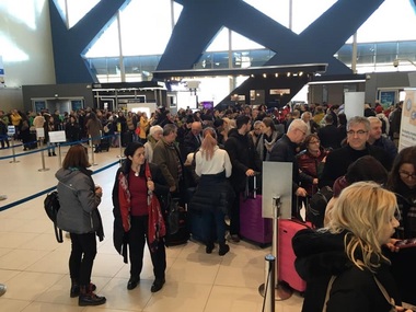 Probleme la Aeroportul ”Henri Coandă”: Aglomeraţie la ghişeele de check-in, benzile de bagaje au funcţionat cu intermitenţă; căderi repetate de tensiune pe reţeaua electrică au generat întreruperi ale altor sisteme din terminal - FOTO
