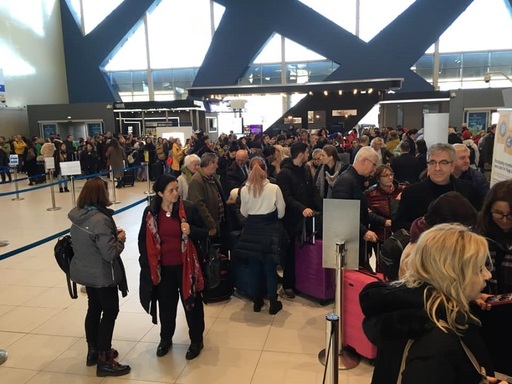 Probleme la Aeroportul ”Henri Coandă”: Aglomeraţie la ghişeele de check-in, benzile de bagaje au funcţionat cu intermitenţă; căderi repetate de tensiune pe reţeaua electrică au generat întreruperi ale altor sisteme din terminal - FOTO