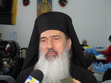 Arhiepiscopia Tomisului pregăteşte 200.000 de sticle cu apă sfinţită care vor fi împărţite credincioşilor după slujba de Bobotează / Arhiepiscopul Tomisului va sfinţi o icoană donată de Gigi Becali - FOTO
