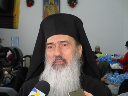 Arhiepiscopia Tomisului pregăteşte 200.000 de sticle cu apă sfinţită care vor fi împărţite credincioşilor după slujba de Bobotează / Arhiepiscopul Tomisului va sfinţi o icoană donată de Gigi Becali - FOTO
