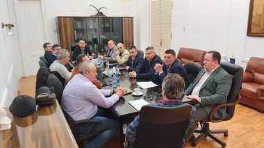 Responsabilii Complexului Energetic Hunedoara au dat asigurări că nu va fi oprită încălzirea în Deva, iar angajaţii care nu au primit salariile în decembrie le vor încasa în 8 ianuarie