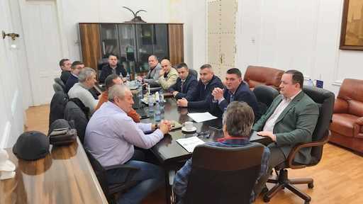 Responsabilii Complexului Energetic Hunedoara au dat asigurări că nu va fi oprită încălzirea în Deva, iar angajaţii care nu au primit salariile în decembrie le vor încasa în 8 ianuarie