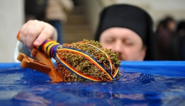 Boboteaza, una dintre cele mai importante sărbători pentru credincioşi. Fetele pun busuioc sub pernă, bărbaţii se întrec înot pentru a scoate crucea din apa/ PF Daniel sfinţeşte Agheasma 
Mare la Catedrala patriarhală