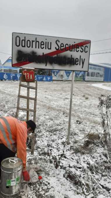 Poliţia Harghita a deschis dosar penal pentru distrugere, după vandalizarea indicatoarelor; poliţiştii anunţă că doar în judeţul Harghita sunt patru indicatoare acoperite cu vopsea de culoare neagră