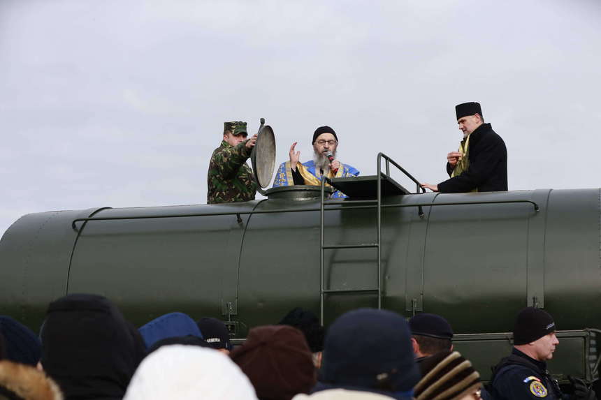 Sute de persoane, la procesiunea de Bobotează organizată pe malul râului Buzău - FOTO