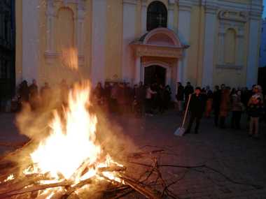Timişoara: Încep sărbătorile pe rit vechi. Sârbii au aprins badnjak-ul - un trunchi de stejar, simbol al începutului