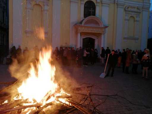 Timişoara: Încep sărbătorile pe rit vechi. Sârbii au aprins badnjak-ul - un trunchi de stejar, simbol al începutului