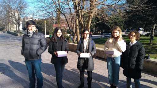 Asociaţia Elevilor din Constanţa a transmis colete cu autobuze de jucărie pentru premier, ministrul Educaţiei şi ministrul Dezvoltării, pentru a le cere să rezolve problema transportului elevilor