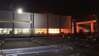 ANM, după incendiul de la Fabrica Electromontaj: În cursul acestei nopţi, circulaţia aerului va fi relativ slabă, astfel că evoluţia norului de fum va fi de dispersie lentă şi de deplasare către nord-est