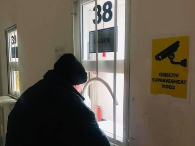 Ministrul Muncii a emis un ordin prin care, până în 31 ianuarie, Casele locale de pensii din Bucureşti trebuie să reamenajeze zona de lucru cu publicul; între angajat şi cetăţean nu vor mai fi ziduri, cei doi vor sta aşezaţi la o masă