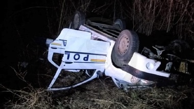 UPDATE - Sindicat, după un accident în care a fost implicată o maşină a Poliţiei, doi poliţişti fiind răniţi: Îi sugerăm domnului ministru, dacă tot nu poate achiziţiona maşini noi, măcar să achiziţioneze sicrie de la pompe funebre/ Reacţia ministrului -FOTO