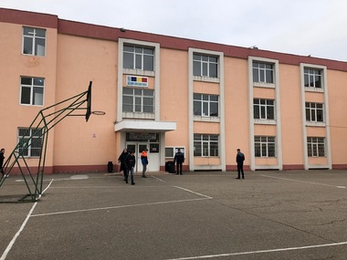 Un băiat de 12 ani s-a aruncat de la etajul al doilea al unui liceu din Constanţa. El era conştient şi a fost transportat la spital - FOTO
