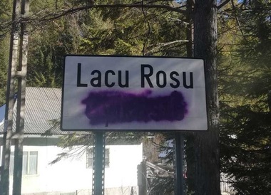 Harghita: Denumirea în limba maghiară a unor localităţi, acoperită cu vopsea/ Poliţia a deschis o anchetă - FOTO
