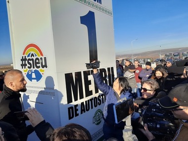 Suceava: Bornă kilometrică de peste 4 metri înălţime, inaugurată la protestul iniţiat de Ştefan Mandachi, ca simbol al ”neputinţei clasei politice”