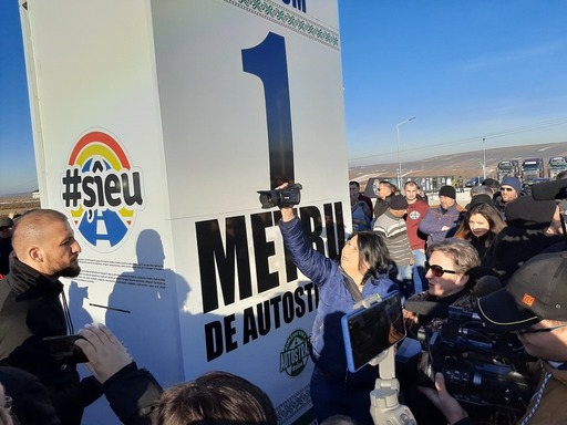 Suceava: Bornă kilometrică de peste 4 metri înălţime, inaugurată la protestul iniţiat de Ştefan Mandachi, ca simbol al ”neputinţei clasei politice”