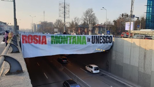 Banner cu mesajul ”Roşia Montană în UNESCO”, afişat la Pasajul Băneasa/ ONG: 1 februarie, ultima zi în care se poate trimite scrisoarea de includere în patrimoniu/ Case monument stau să se prăbuşească, în timp ce politicienii îşi calculează interesele
