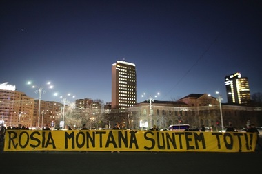 Protest în Piaţa Victoriei - Manifestanţii cer Guvernului includerea Roşiei Montane în patrimoniul UNESCO / ”Domnule Iohannis, scoateţi elefantul de aur din Guvern” şi ”Roşia Montană suntem toţi”, mesajele de pe pancarte - FOTO, VIDEO