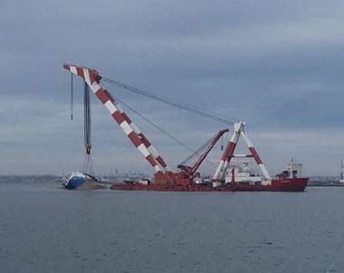 Operaţiunea de ridicare a navei cu oi eşuate în Portul Midia a început sâmbătă dimineaţă, fiind oprită după ce mai multe spire ale cablurilor au cedat - FOTO, VIDEO